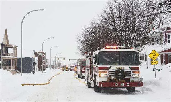 Continúan labores de rescate en oeste de Nueva York tras tormenta invernal