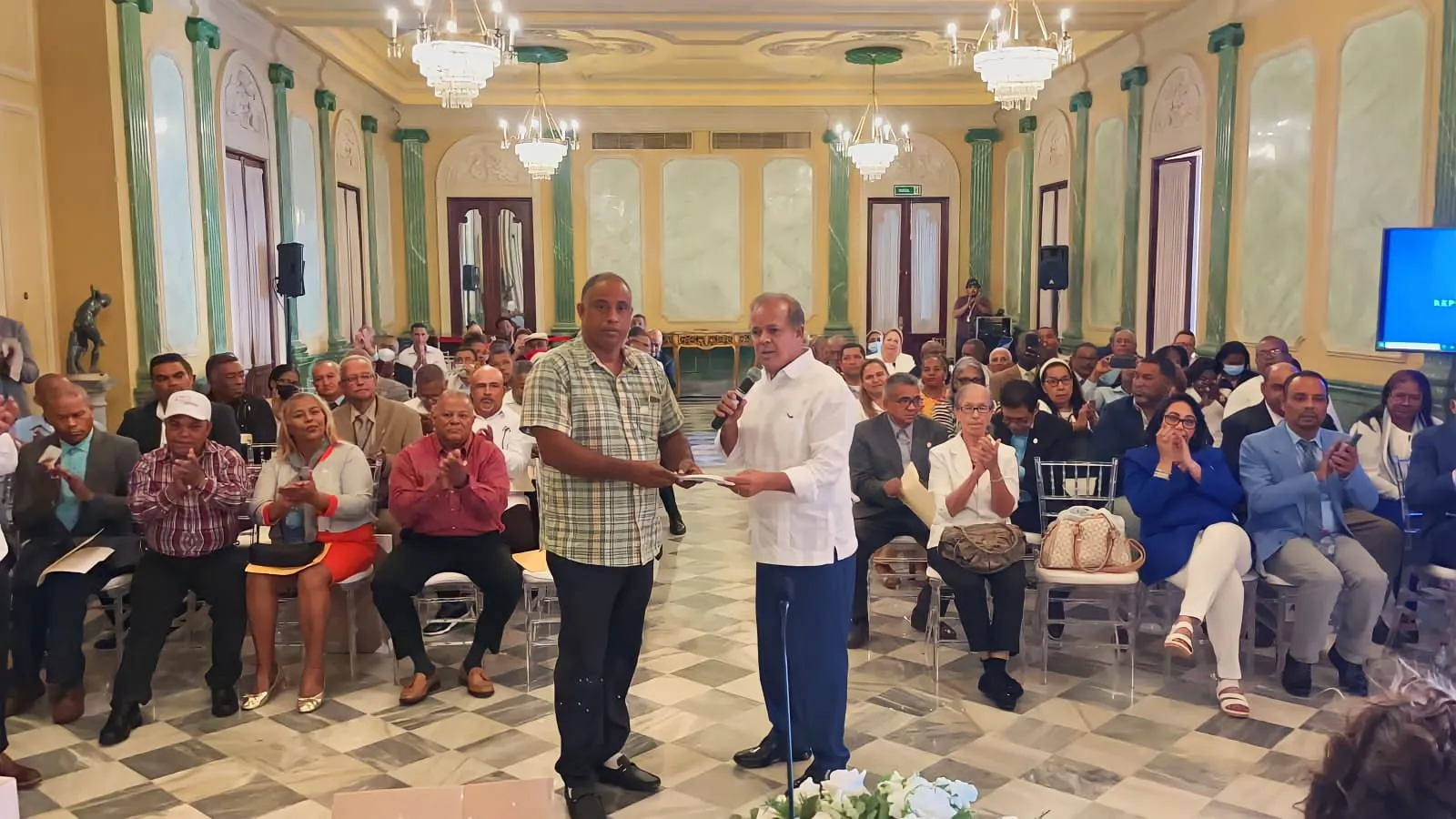 Entregan 50 mil bonos navideños a juntas de vecinos de todo el país