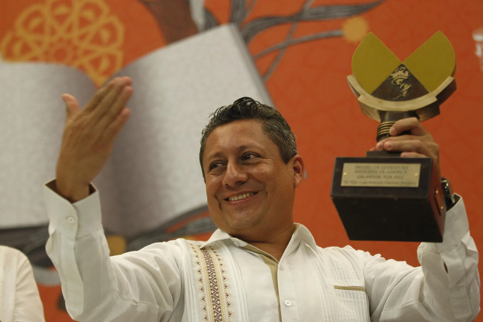 FIL mexicana da Premio de Literaturas Indígenas de América a escritor maya