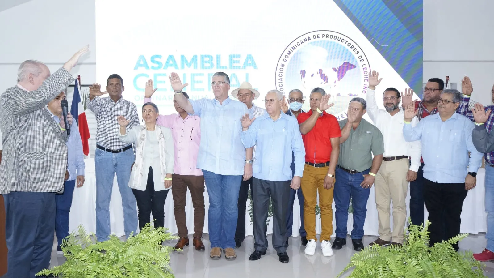APROLECHE aplaude apoyo del gobierno a la producción dominicana