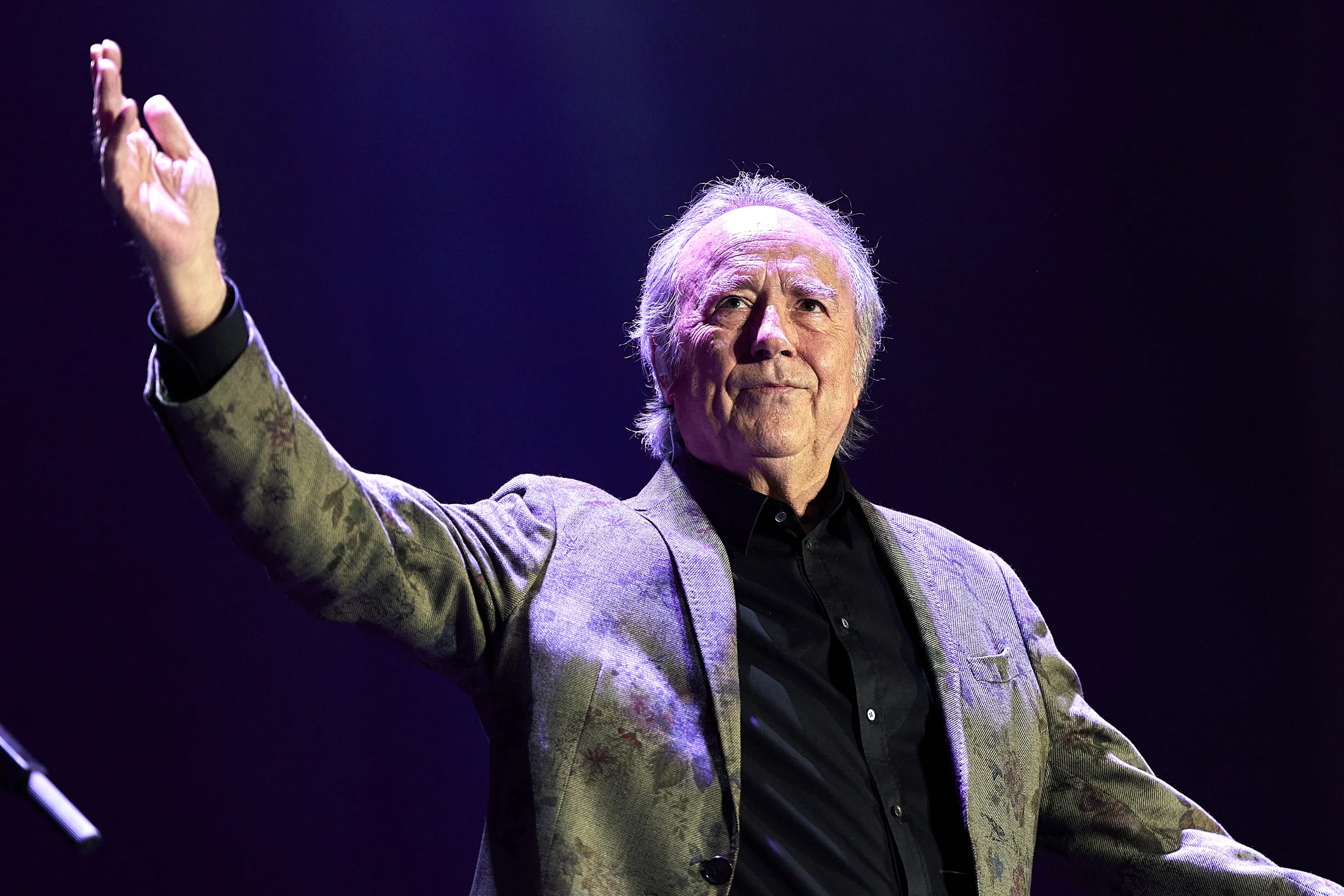 Joan Manuel Serrat da su último adiós a los escenarios en Barcelona, conmovido y feliz