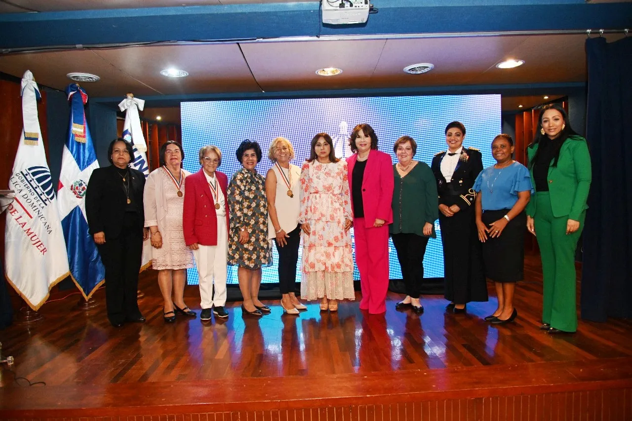 Ministerio de la Mujer reconoce trayectoria de mujeres meritorias en libros y documentales
