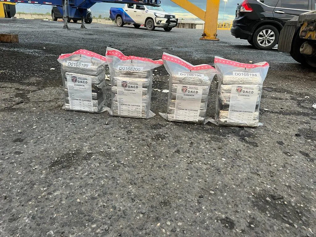 Encuentran 24 paquetes cocaína escondidos en piso de contenedor