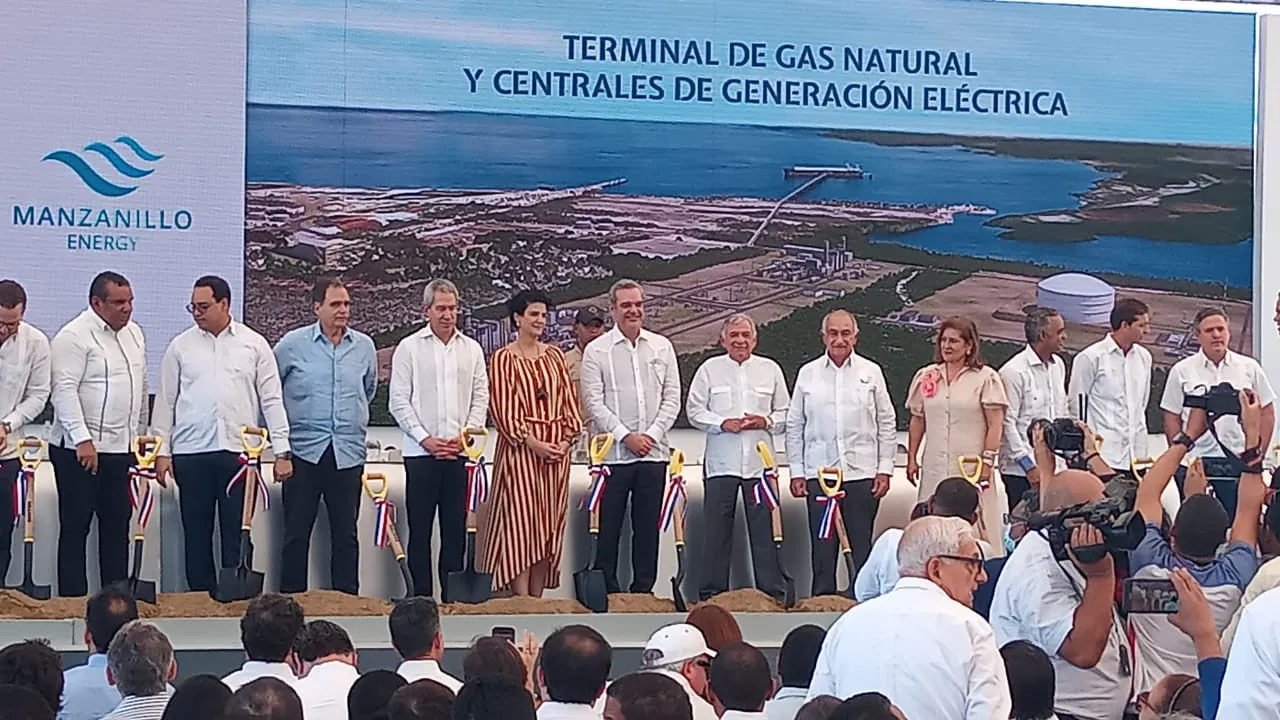  Abinader da primer palazo de construcción proyecto energético en Manzanillo
