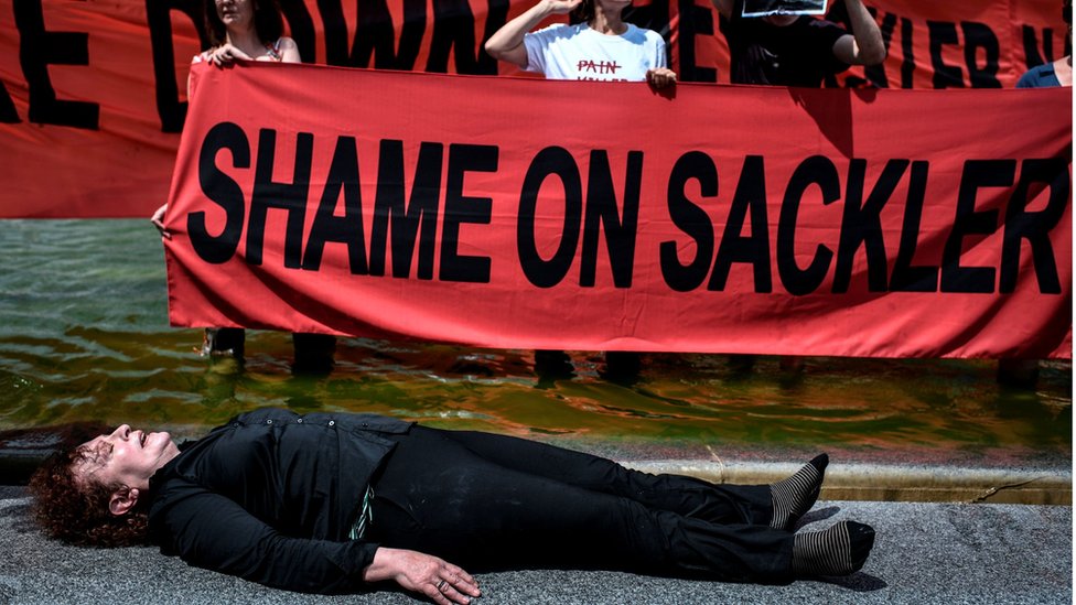 Nan Goldin, la fotógrafa que se enfrentó al imperio farmaceútico de la familia Sackler por su papel en la crisis de los opioides en Estados Unidos