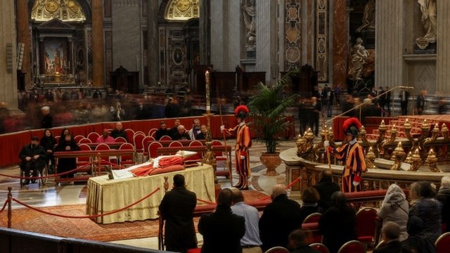 Muere Benedicto XVI: las históricas imágenes de la capilla ardiente del papa emérito en su despedida en el Vaticano