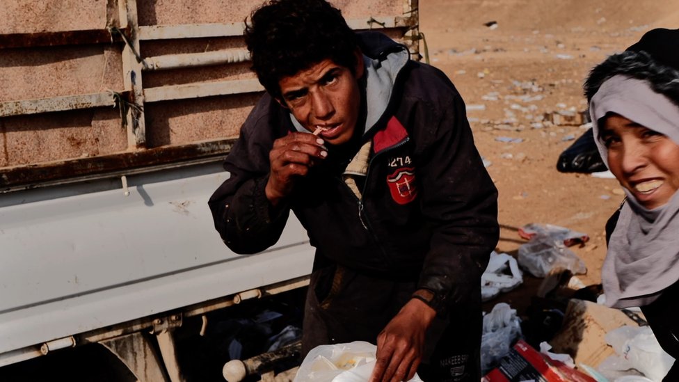 Nos llaman personas basurero”: los sirios que viven de los desperdicios que deja el ejército de EEUU