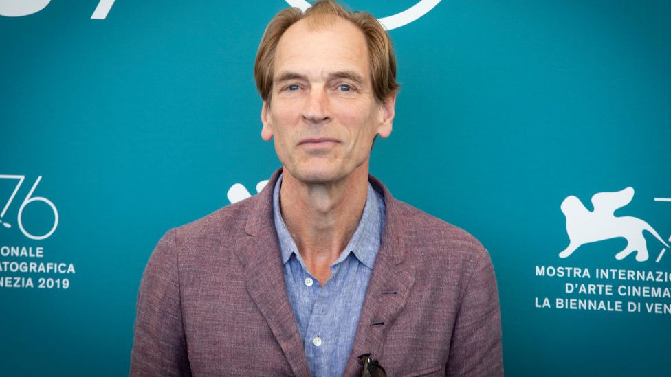 Julian Sands: rescatistas buscan al actor británico, desaparecido mientras hacía senderismo en las montañas de Los Ángeles