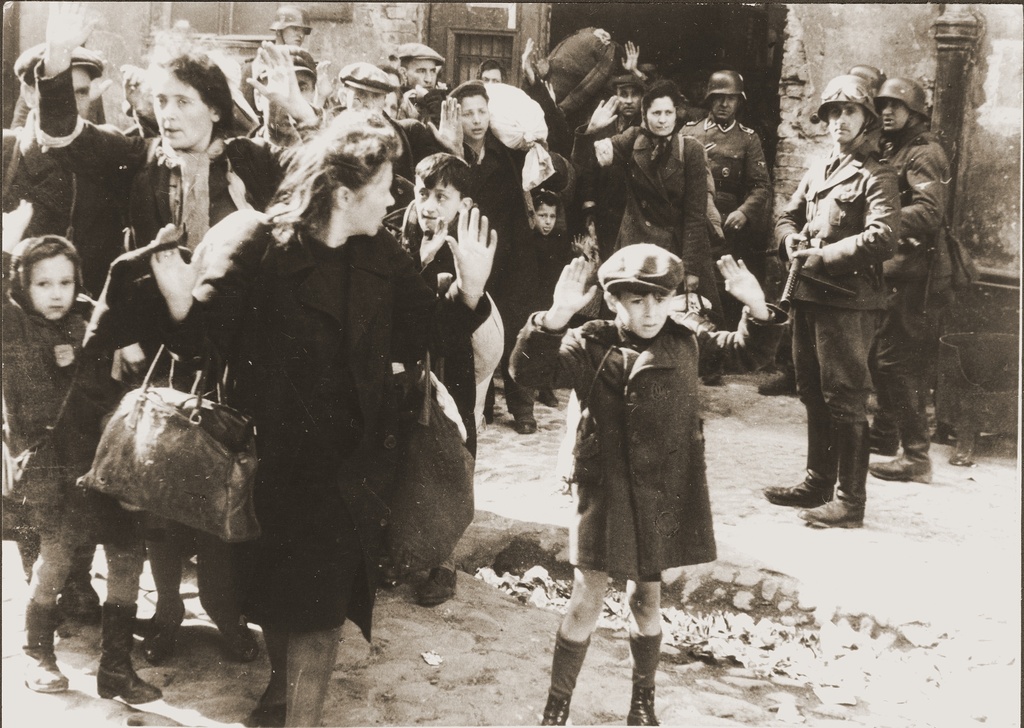 Las fotos trofeo que tomaron los soldados de la Alemania nazi y con las que dejaron testimonio del Holocausto