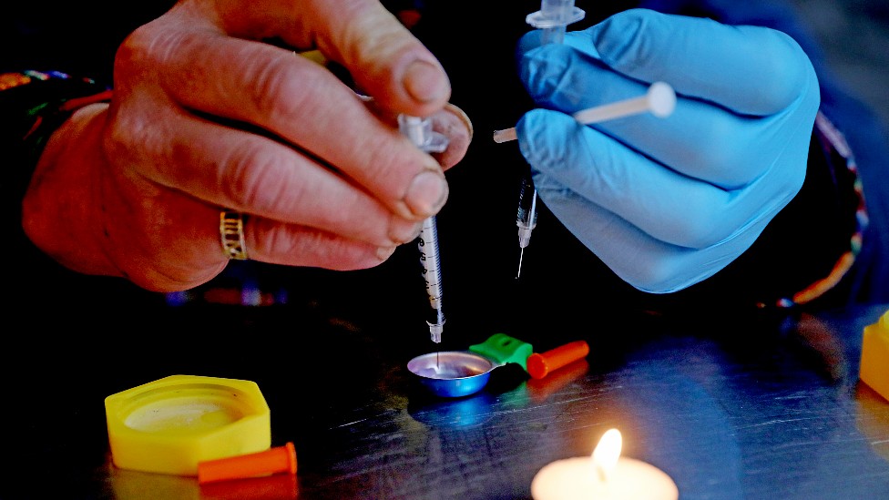 El experimento de Canadá que despenaliza la posesión de pequeñas cantidades de cocaína y heroína en una de sus provincias