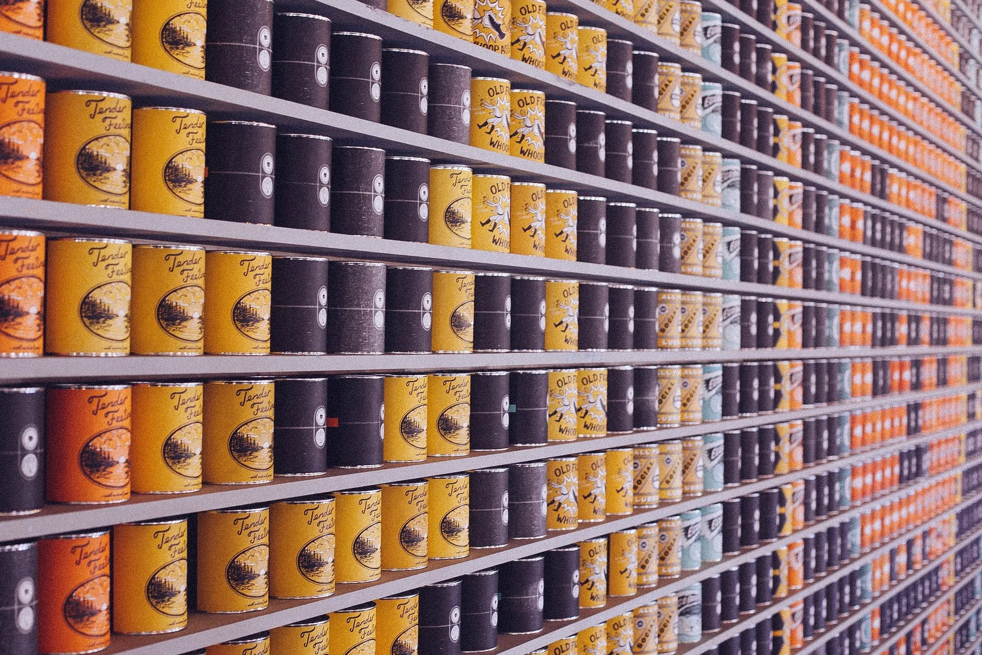 Advierten sobre venta de latas abolladas y productos vencidos en comercios de la capital