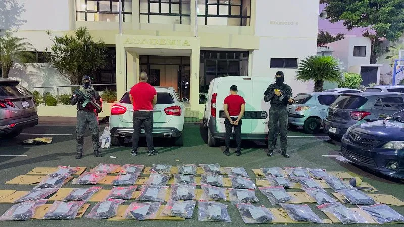 Arrestan dos hombres con 320 láminas de cocaína en Santo Domingo Este