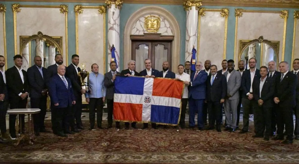 Abinader entregó la bandera a los Tigres del Licey para que flamee en Venezuela
