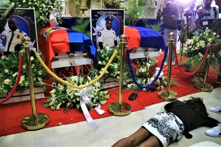 Dolorosas escenas en funeral de policías asesinados por pandillas