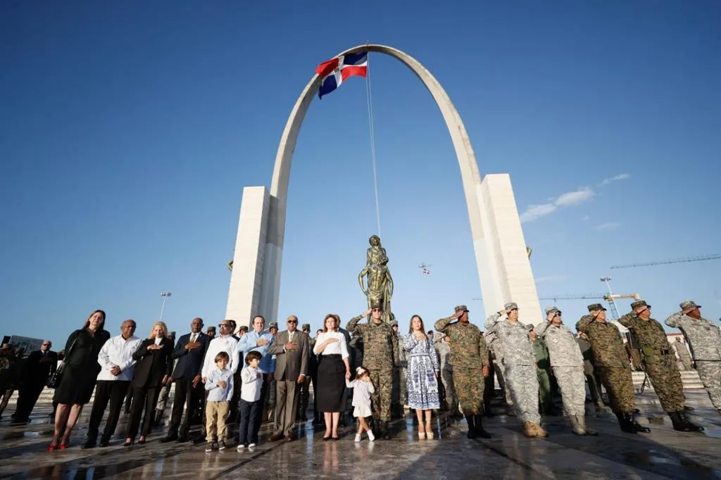 Fuerzas Armadas rinden homenaje a la bandera y próceres de la independencia dominicana
