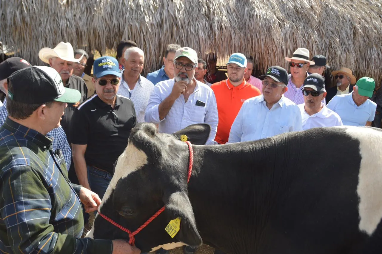 Administrador del Banco Agrícola sostiene que la ganadería de leche avanza en Santiago Rodríguez