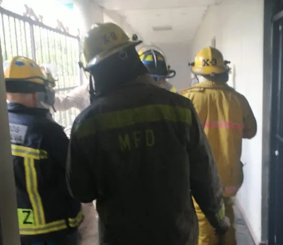 Bomberos controlan conato de incendio en Hospital Salvador B. Gautier