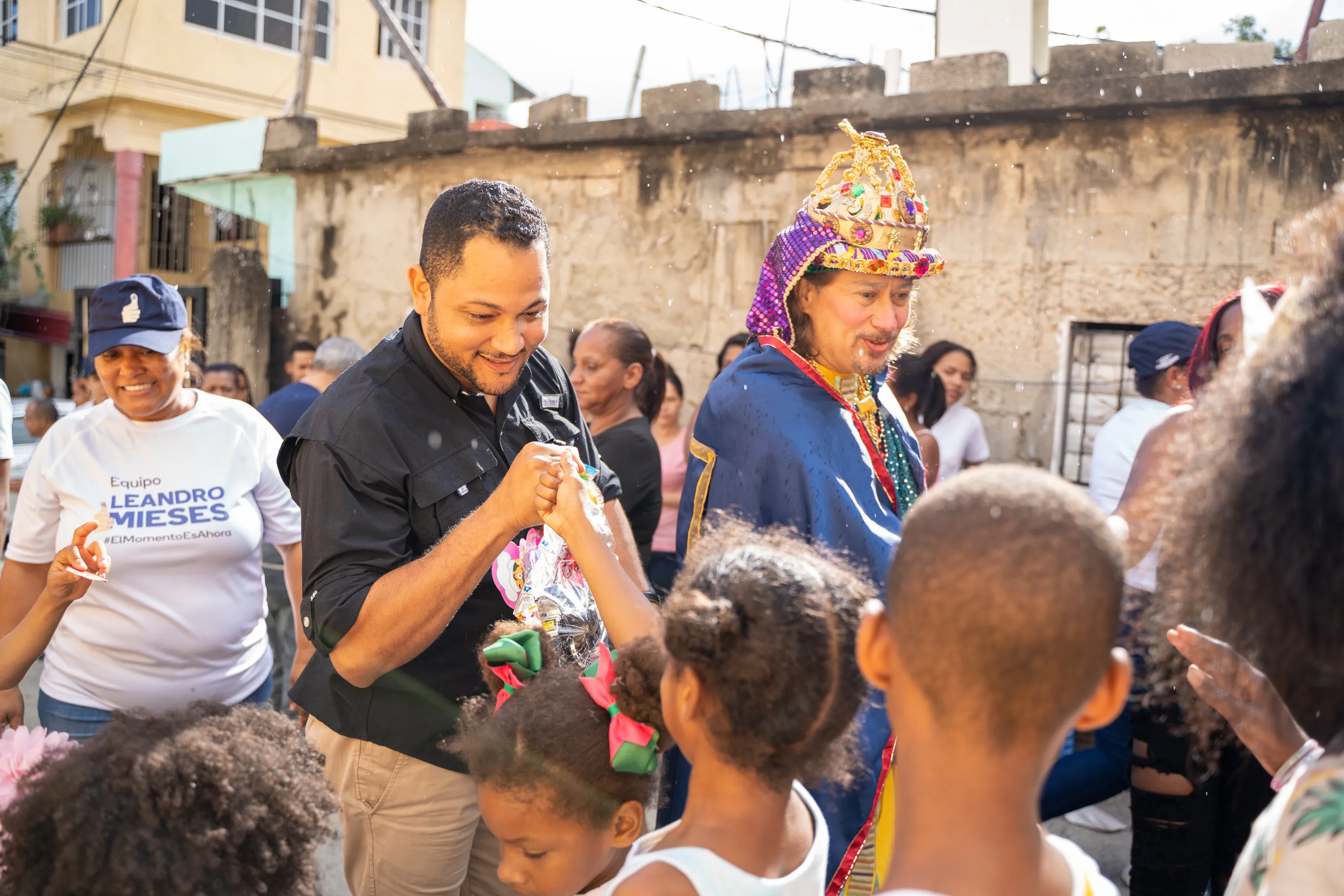 Leandro Mieses entrega juguetes a más de 2 mil niños de Santo Domingo Oeste 