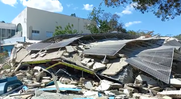 Se derrumba tienda Multi Muebles en La Vega
