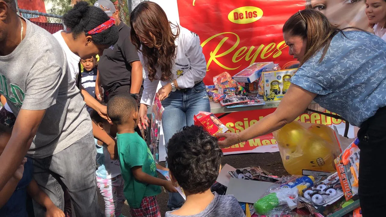 Dirigente reformista regala juguetes a niños de escasos recursos