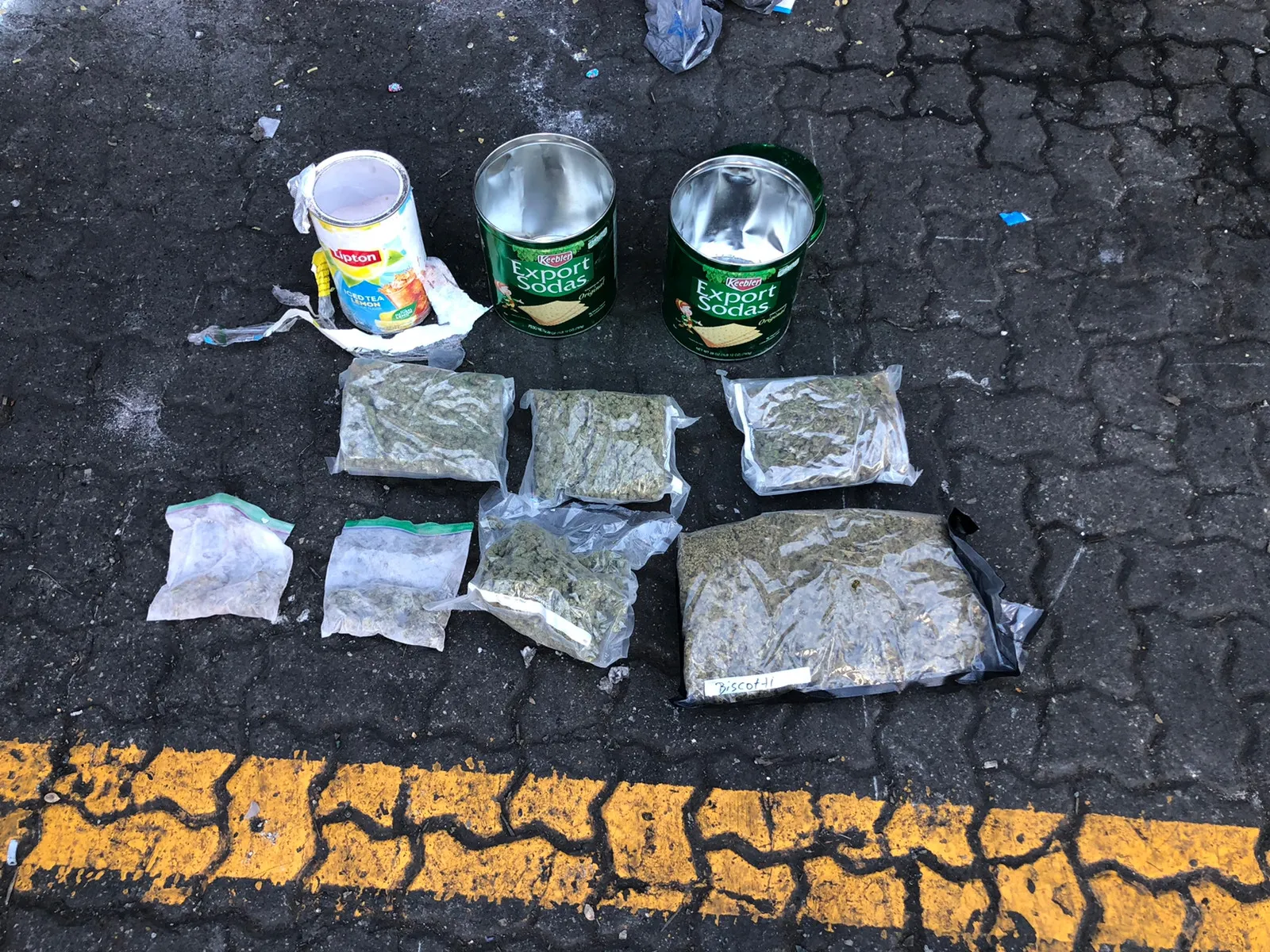 Ocupan siete paquetes de marihuana en latas de té y galletas