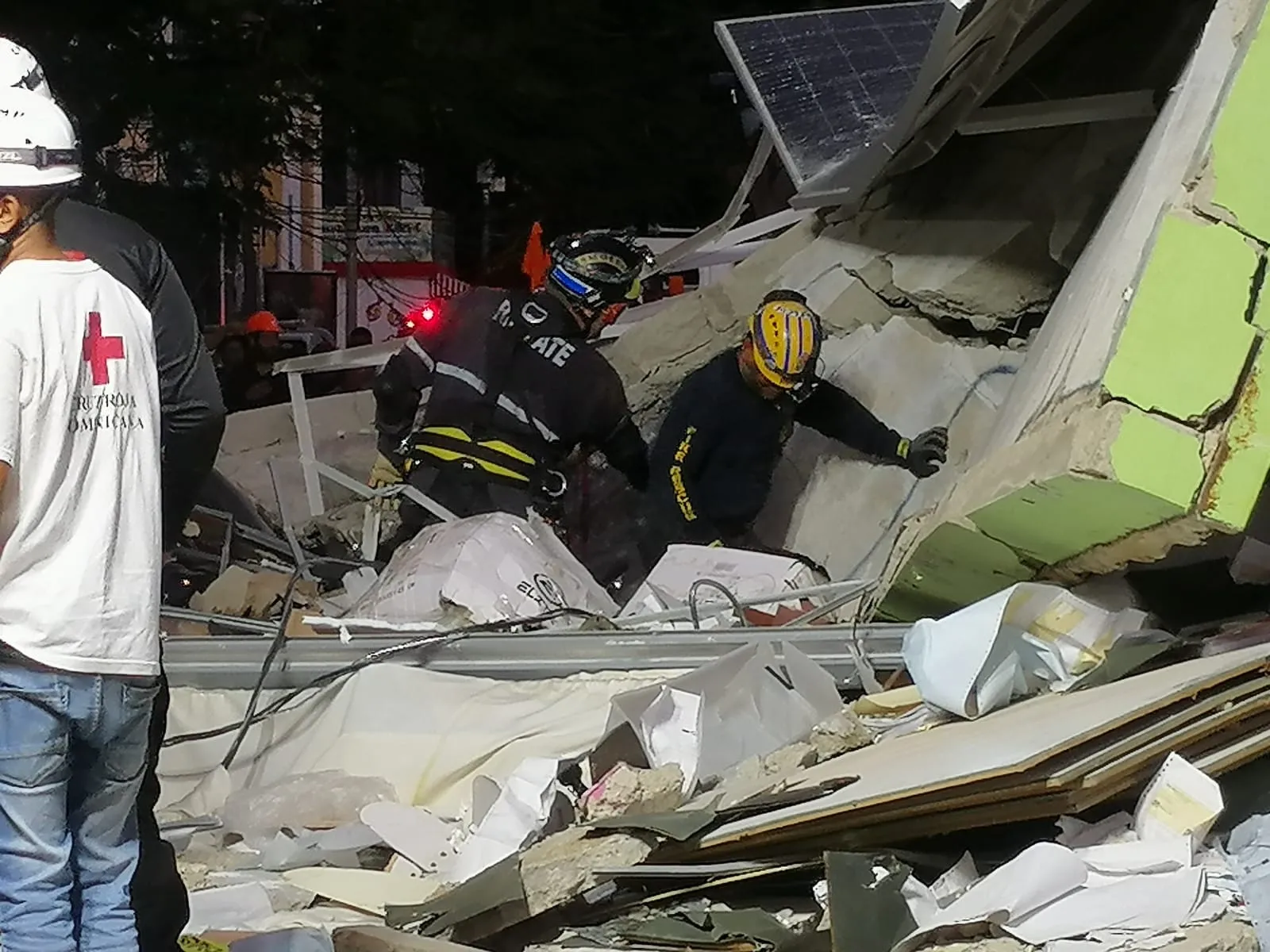 Muere mujer quedó atrapada en edificio colapsado en La Vega