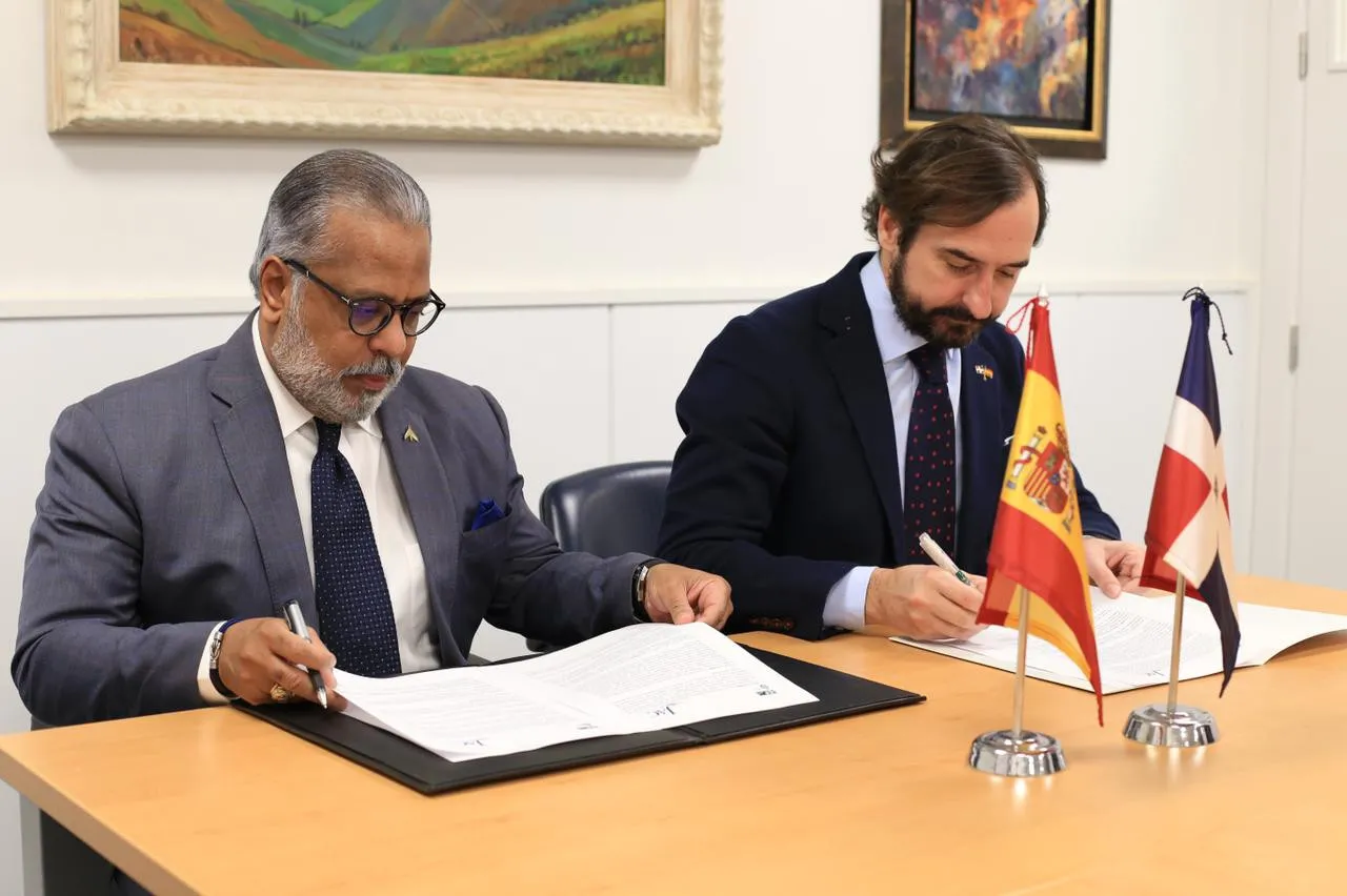 JAC firma acuerdo con universidad española para capacitación en aviación civil