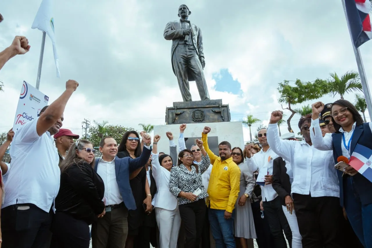 Entregan estatua y plazoleta dedicada al Padre de la Patria en Santo Domingo Este