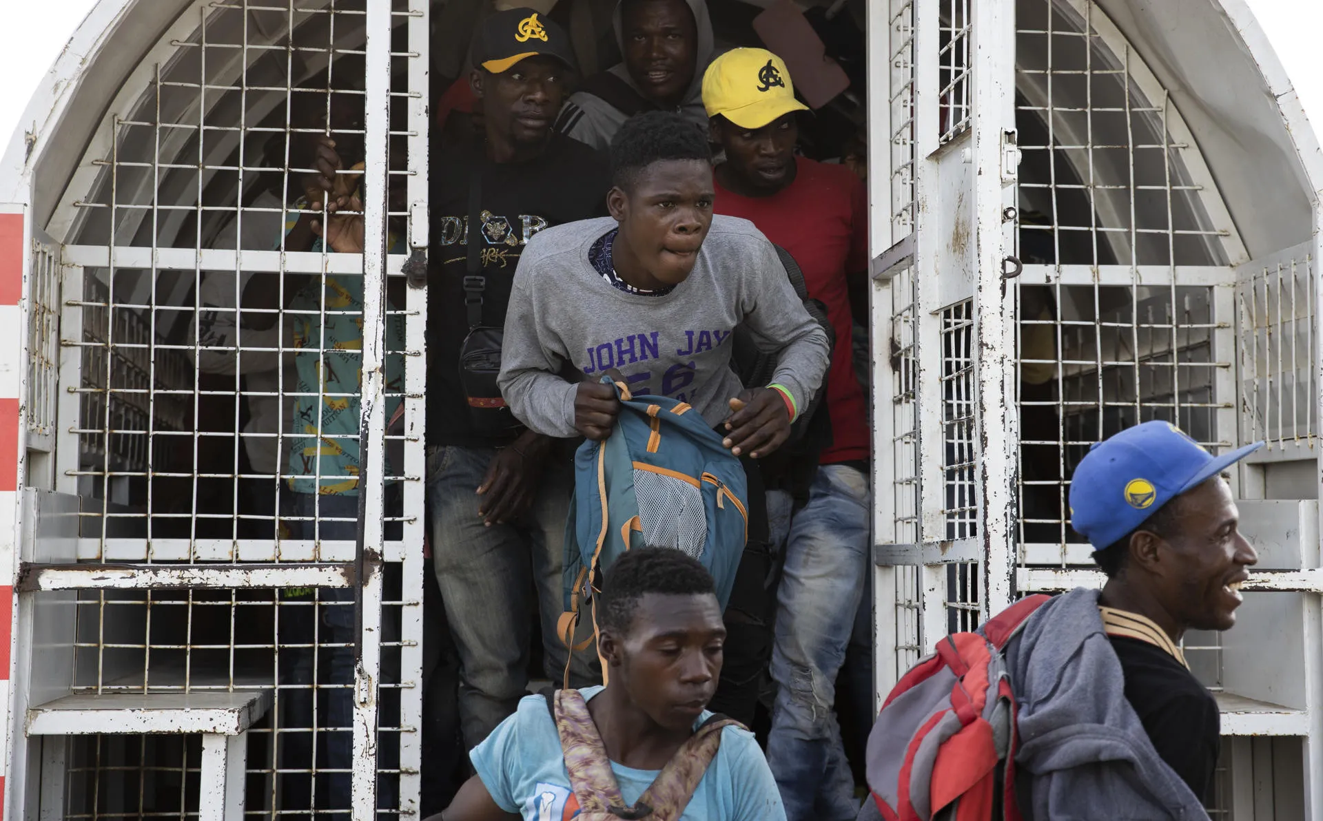 119 organizaciones denuncian robos y abusos cometidos por agentes de Migración contra migrantes haitianos en El Seibo