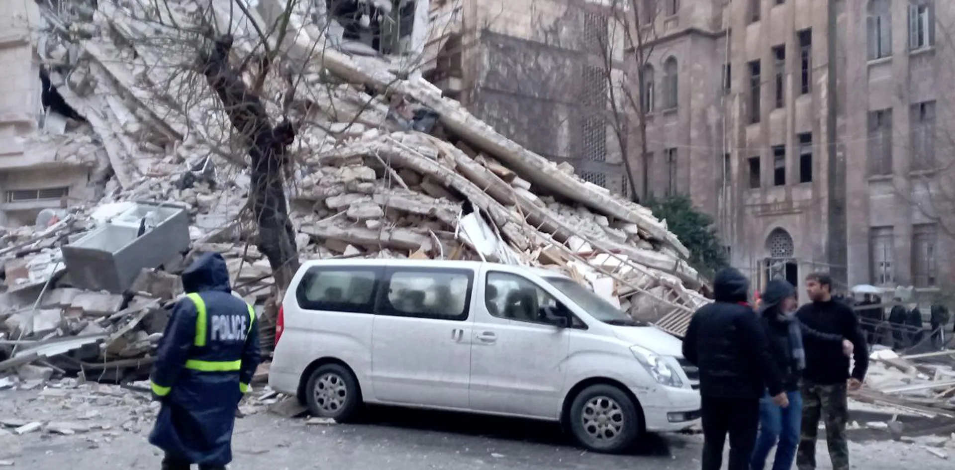 Más de 1.300 muertos por terremoto en Turquía y Siria