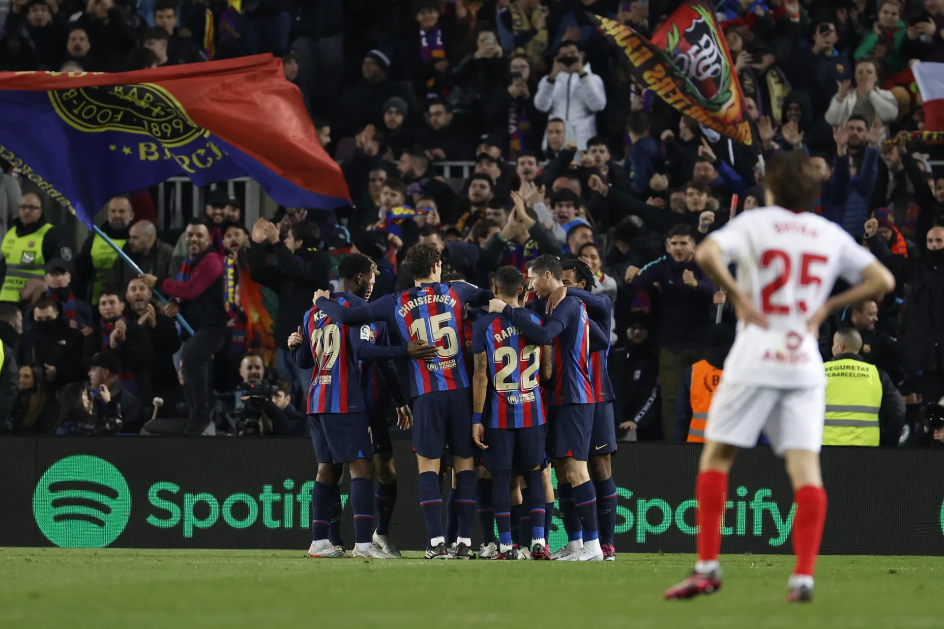 El Barcelona golea al Sevilla y abre hueco en LaLiga. El Madrid pierde