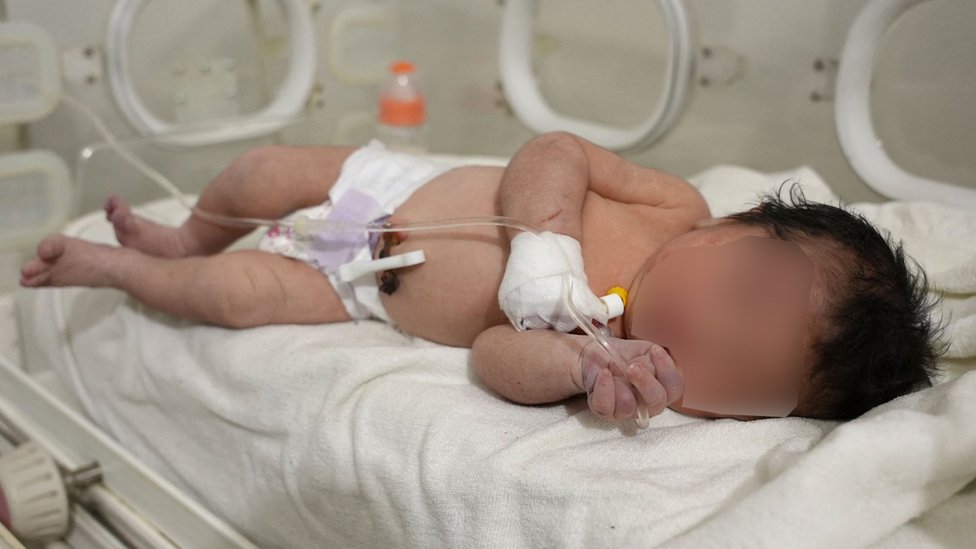 Terremoto en Turquía y Siria: la bebé recién nacida rescatada con vida y con el cordón umbilical intacto entre los escombros