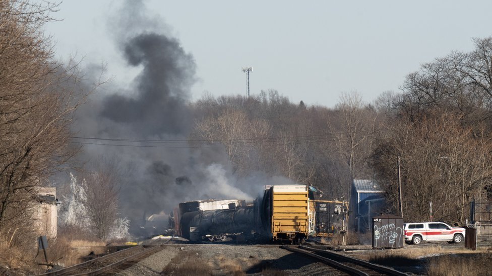 Accidente en Ohio: el miedo a un desastre ambiental se apodera de una ciudad de Estados Unidos tras el descarrilamiento de un tren con sustancias químicas