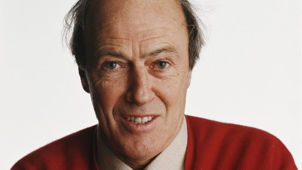 Roald Dahl, autor de Charlie y la fábrica de chocolate: la polémica decisión de los editores de reescribir el contenido que consideran ofensivo de sus libros