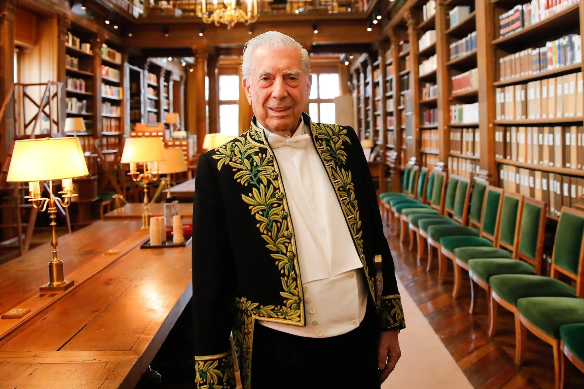 Vargas Llosa entra a la Academia Francesa con críticas a Putin y loas al rey emérito