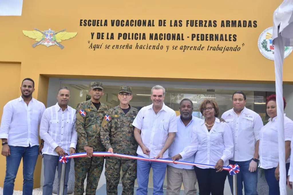 Abinader inaugura escuela técnico vocacional en Pedernales