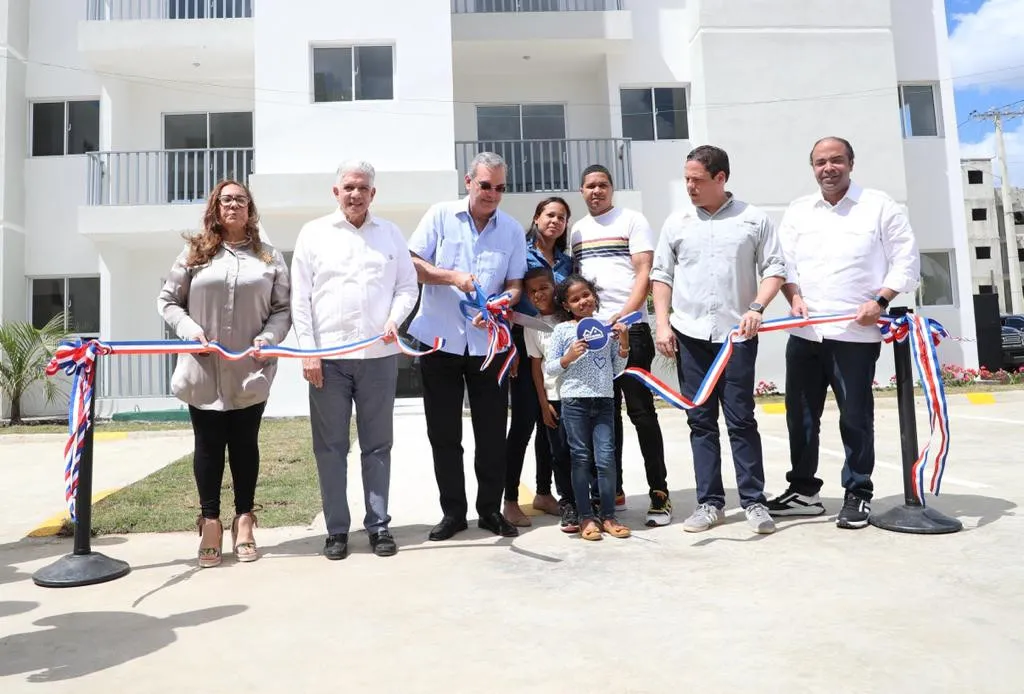 Abinader inaugura dos carreteras, 120 apartamentos en Santiago y Moca por más de 2, 530 millones.