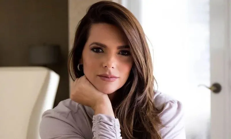 Periodista Bárbara Bermudo se retira implantes de senos tras causarle síndrome