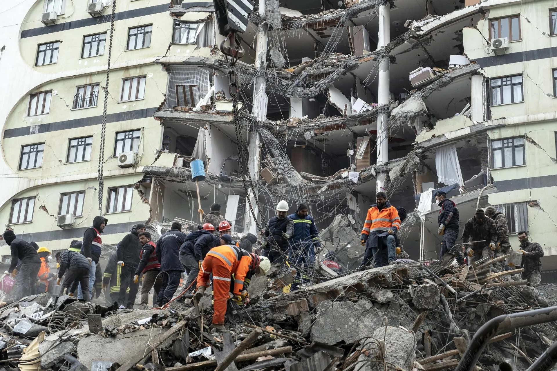 Van más de 4 mil 300 muertos en Turquía y Siria por potentes terremotos