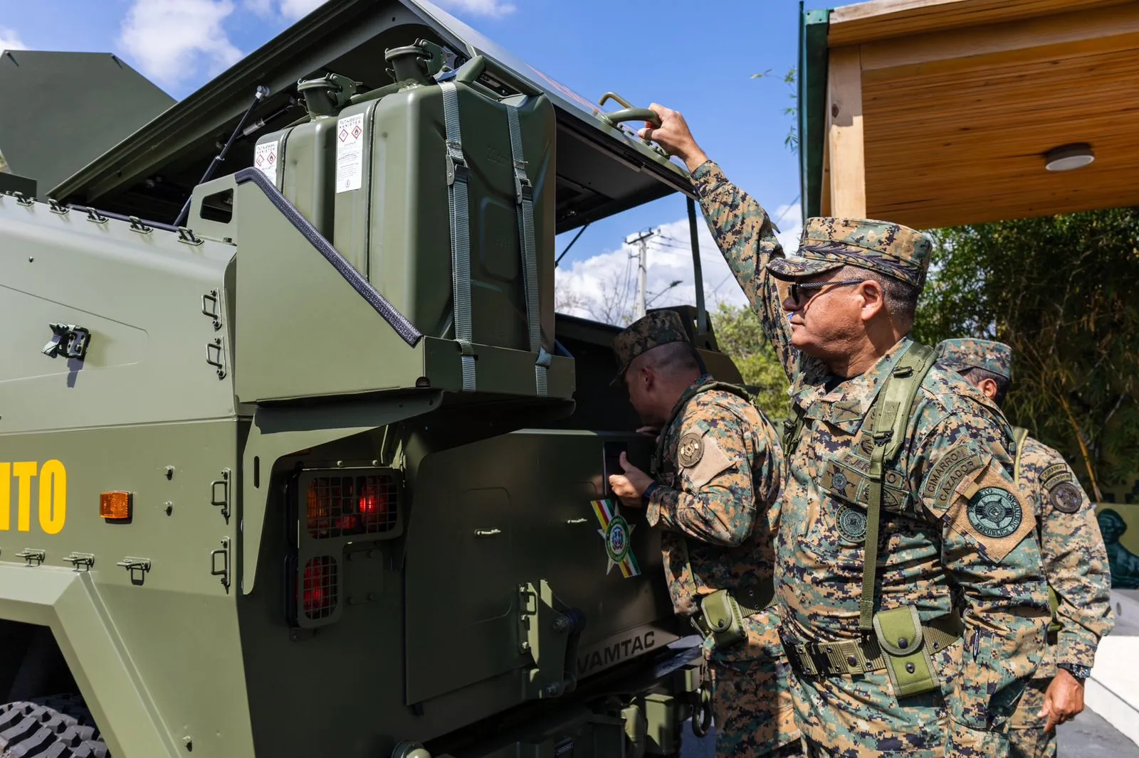 Ejército recibió 21 vehículos blindados para proteger la frontera