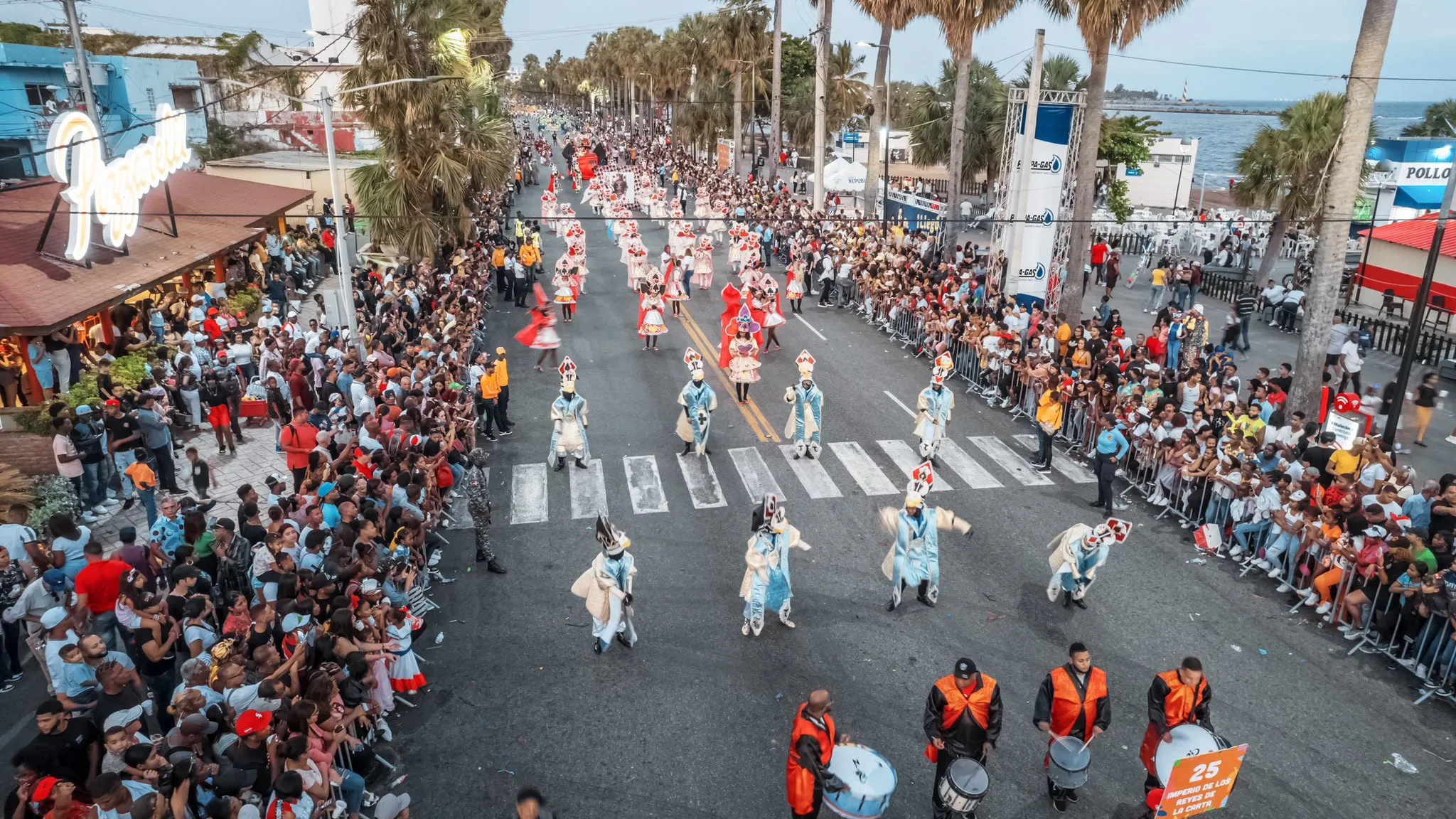 la-capital-dominicana-celebra-su-desfile-de-carnaval-arropada-por-el-sol