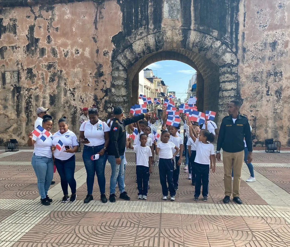 Niños de la Loma del Chivo honran a los trinitarios y cantan el himno nacional en el Altar de la Patria
