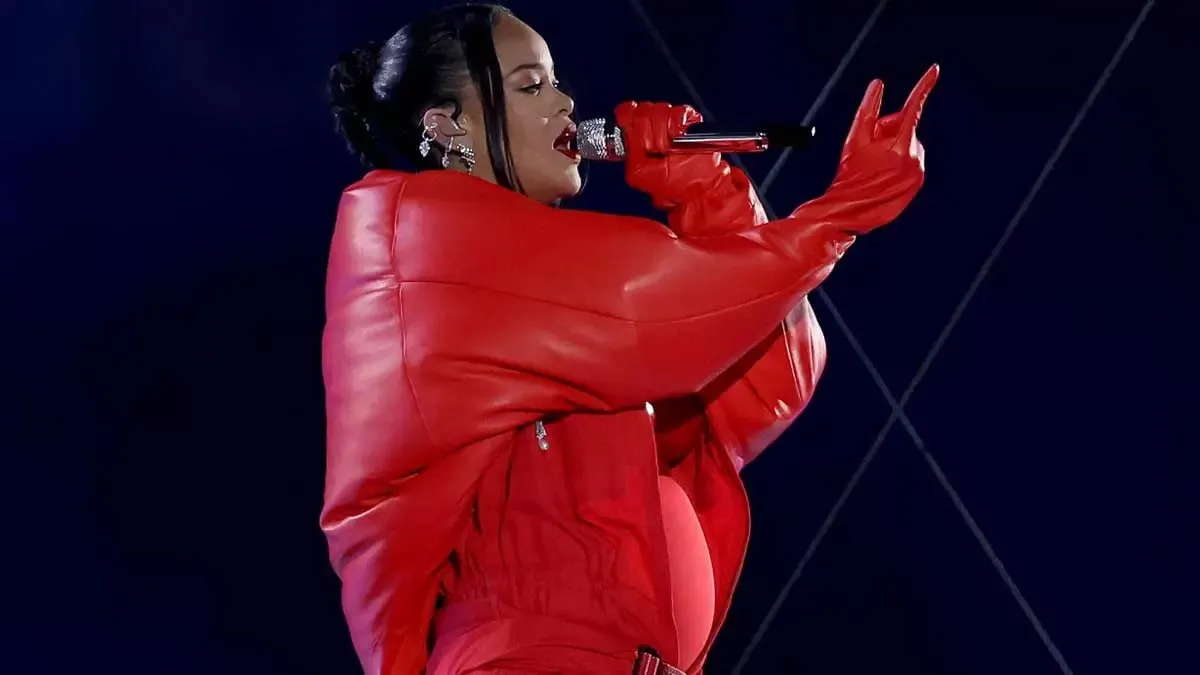 Rihanna revela su segundo embarazo en su regreso musical en el Super Bowl