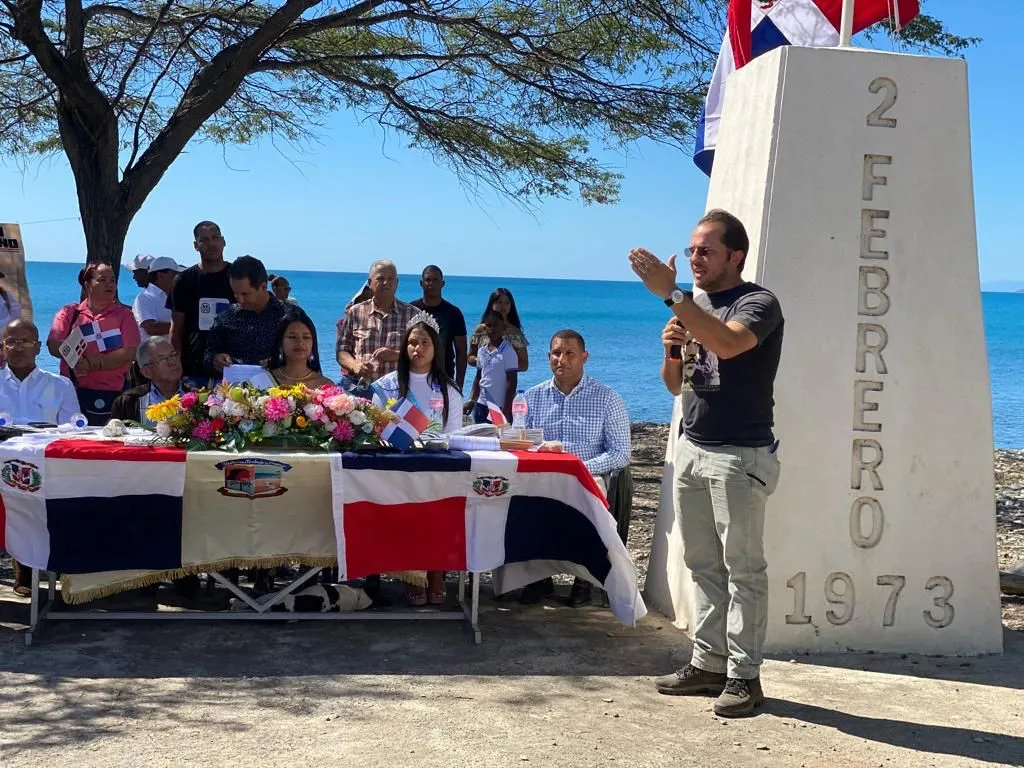 Exaltan legado de Caamaño en 50 aniversario del desembarco en Playa Caracoles