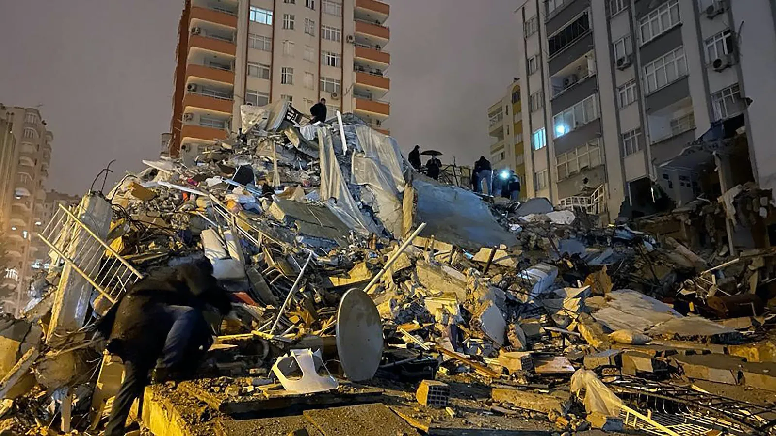 Más de 2.300 muertos por sismo: al menos 1.498 en Turquía y 851 en Siria