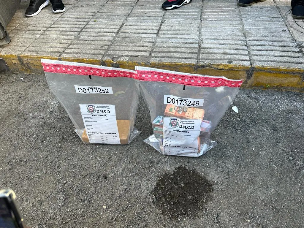 Antinarcóticos confisca dos caletas con cocaína en diferentes partes del país