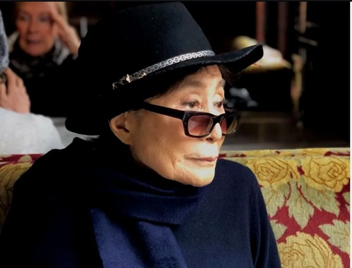 Yoko Ono, sinónimo de vanguardia, pacifismo y viuda de Lennon, cumple 90 años