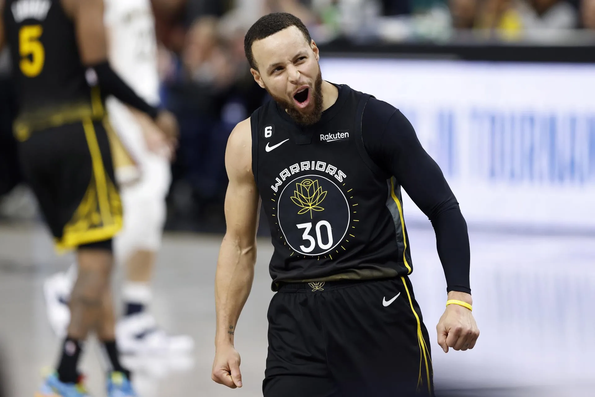 Curry rescata a los Warriors, Raptors y Wizards se aferran a 'play-in'