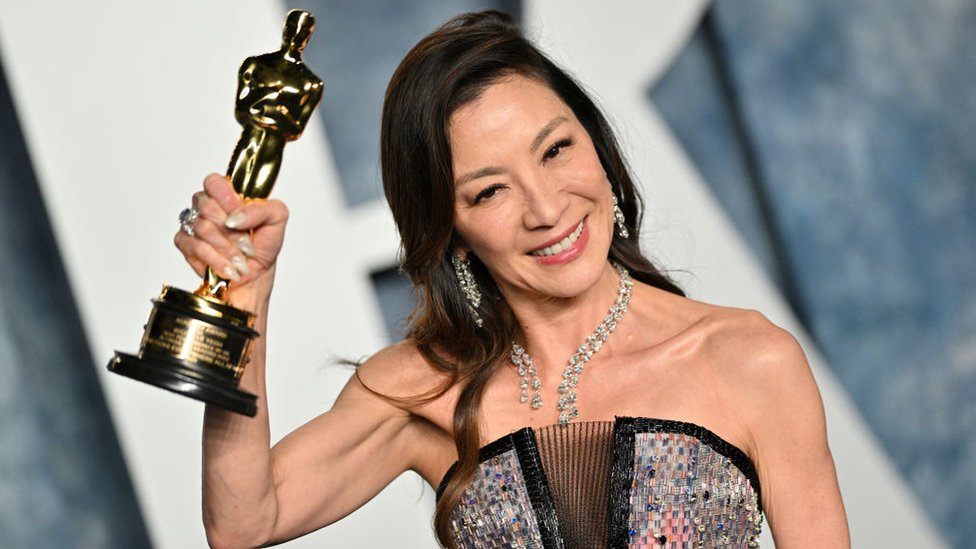 Oscar 2023  Quién es Michelle Yeoh, la bailarina y experta en artes marciales que ganó el Oscar con un papel que había sido pensado para Jackie Chan