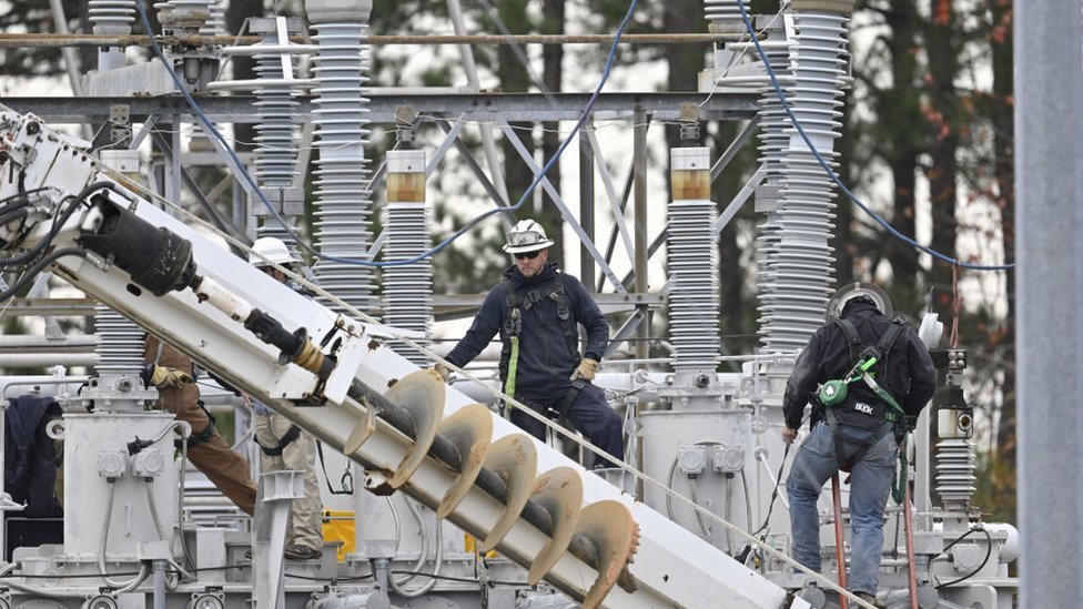 Qué es el aceleracionismo, la teoría en la que creen los nacionalistas blancos de EEUU que conspiran para atacar su red eléctrica